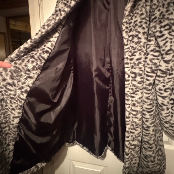 Loft? Sz XL-1X Snow Leopard Print Faux Fur Coat w/ full lining - Picture 6 of 7